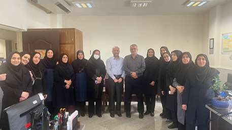  تبریک معاون بهداشت به ماماهای شاغل در معاونت بهداشتی با حضور در محل کار کارکنان 
